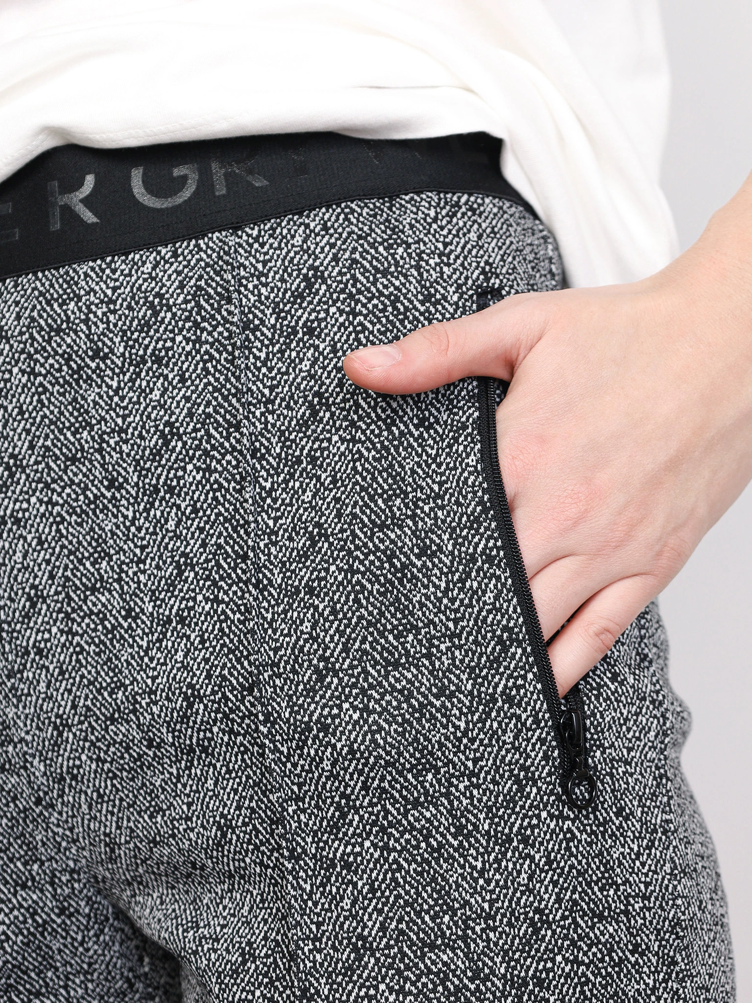 Брюки трикотажные зауженные 